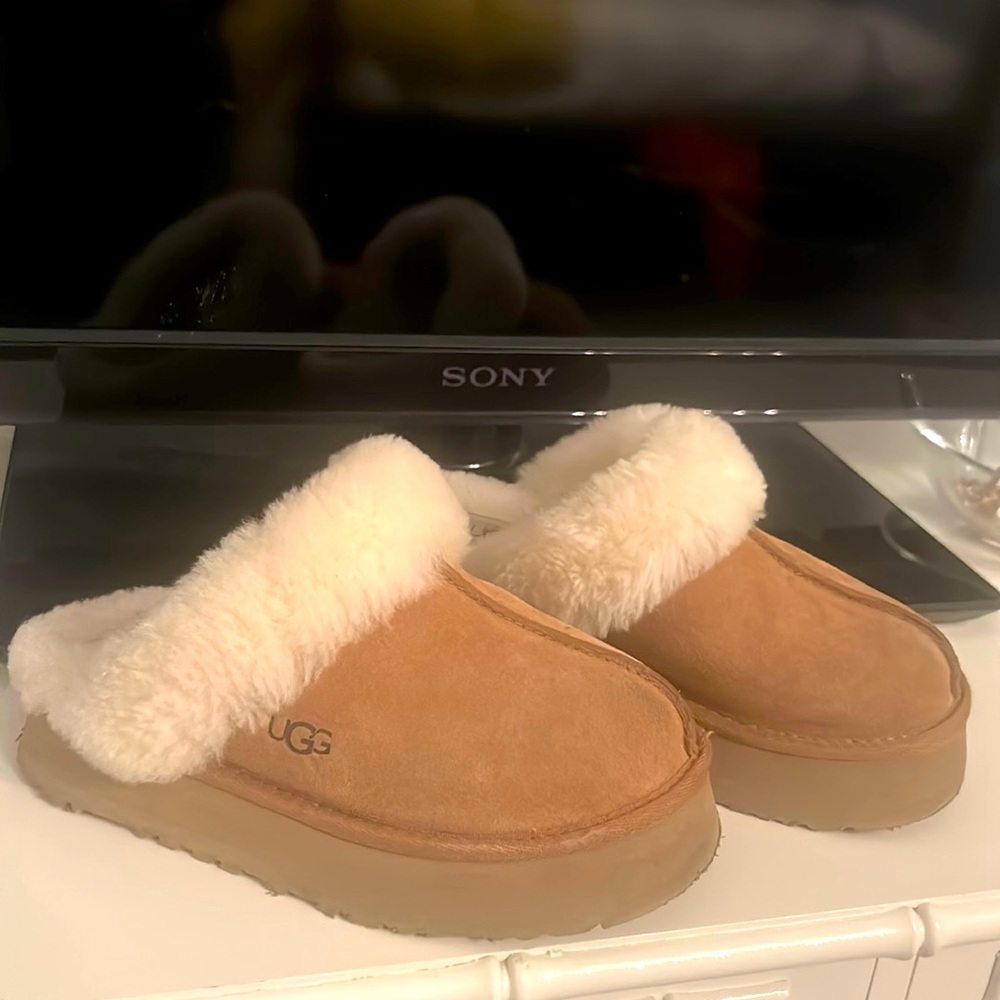 UGG women's sz 5 platform slipper